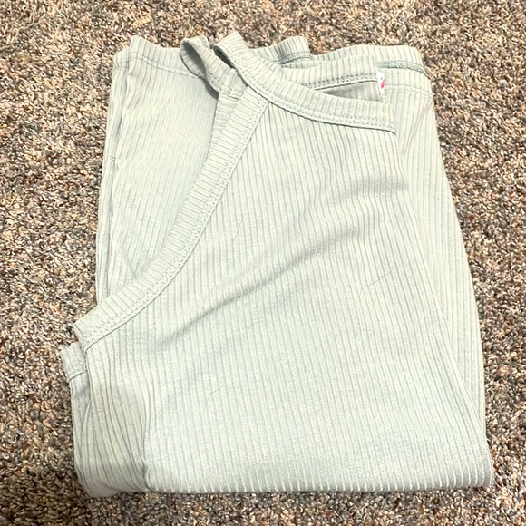super cute slightly oversized green tank ribbed - Picture 1 of 3